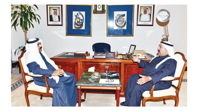 الشيخ ناصر الصباح مستقبلا السفير سعود الرومي