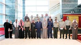 وفد الجيش أثناء زيارته لمعهد الاتصالات
