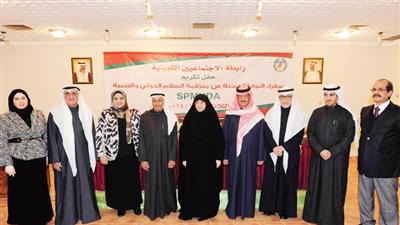 الشخصيات المكرمة في صورة جماعية