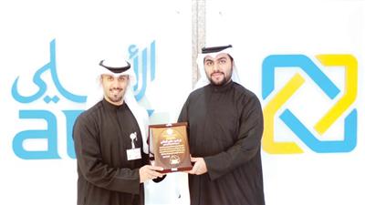 علي البغلي يتسلم الدرع
