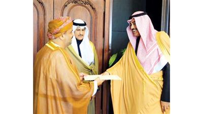 الشيخ صباح الخالد أثناء تسلمه أوراق اعتماد سفير عُمان