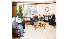 الشيخ مبارك الدعيج اثناء استقباله وفدا من المجلس البلدي