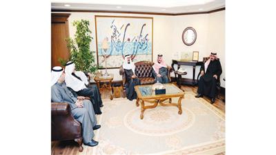 الشيخ مبارك الدعيج اثناء استقباله وفدا من المجلس البلدي