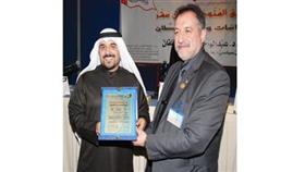 المحامي فواز الخطيب يتسلم الشهادة