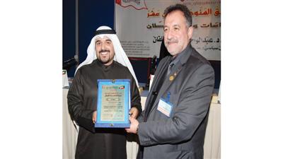 المحامي فواز الخطيب يتسلم الشهادة