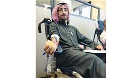 أحد موظفي البنك يتبرع بالدم