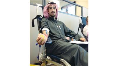 أحد موظفي البنك يتبرع بالدم