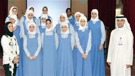 موظفو الدولي مع طالبات مدرسة الرقة المتوسطة بنات