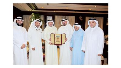الوزير ياسر أبل خلال استقباله مجلس إدارة جمعية العلاقات العامة