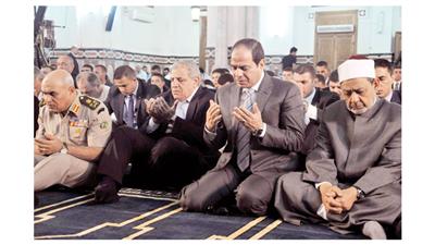 الرئيس السيسي يتوسط الإمام الأكبر ورئيس الحكومة