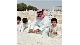.. معيّدون بين مقابر أحبائهم