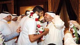 الذهبي راشد المطيري يقلد الشيخ طلال ميداليته الذهبية