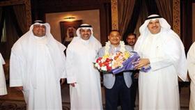 الشيخ سلمان الحمود يقدم باقة ورد إلى عماد بهبهاني