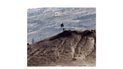 علم «داعش» مرفوعاً شرق كوباني (أ ف ب)