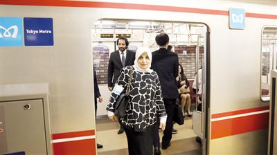 الوزيرة هند الصبيح أثناء تفقدها مترو طوكيو