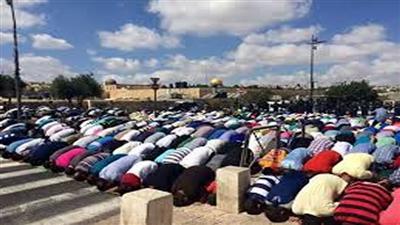 المقدسيون يؤدون صلاة الجمعة على الإسفلت