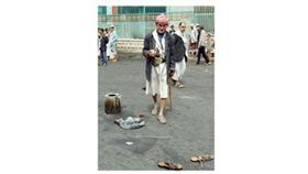 يمنيون في موقع التفجير الانتحاري الذي جرى ضد الحوثيين في صنعاء الخميس (أ.ف.ب)