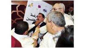 بالصور/ برلماني مغربي يعض إصبع زميله تحت القبة!