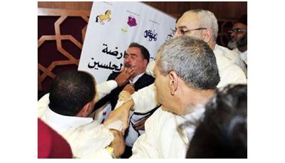 بالصور/ برلماني مغربي يعض إصبع زميله تحت القبة!