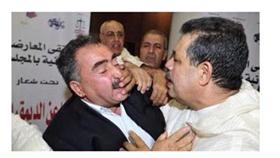 بالصور/ برلماني مغربي يعض إصبع زميله تحت القبة!