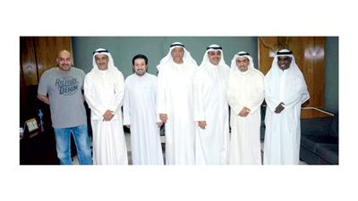 علي السكوني ومجموعة من موظفي الموانئ أثناء الإضراب الجزئي