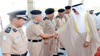 الخالد يحيي مستقبليه