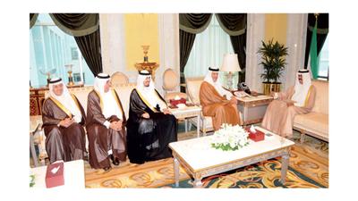 سمو ولي العهد مستقبلا الأمير سلطان بن سلمان بن عبدالعزيز والوفد المرافق