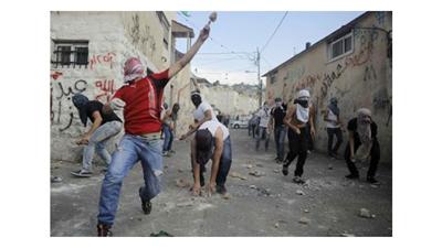 فلسطينيون يشتبكون مع الشرطة الإسرائيلية في مجمع المسجد الأقصى