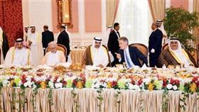 المشاركون اثناء مأدبة  غداء أقامها الشيخ صباح الخالد