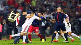 «فيديو».. علم «البانيا العظمى» يحول مباراتهم مع صربيا إلى شغب واشتباكات