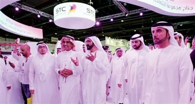 محمد بن راشد في جناح STC بجايتكس
