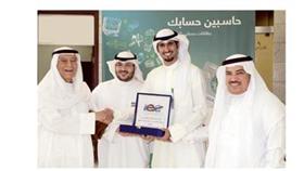ممثل بيتك يتسلم درعا تكريمية