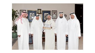 الشيخ ناصر صباح الأحمد خلال استقباله اتحاد المزارعين