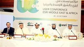 المشاركون في المؤتمر الصحافي يتوسطهم الشيخ أحمد العبدالله