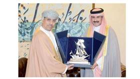 الشيخ مبارك الدعيج مكرِّماً الوزير العماني