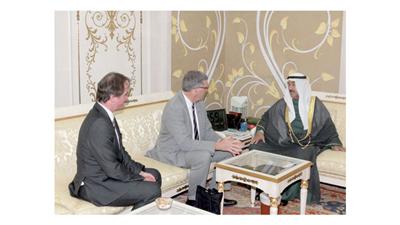 سمو الشيخ ناصر المحمد خلال لقائه وفد جامعة درهام