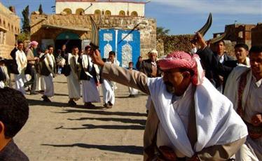 يمنية ترفض شابا تقدم لخطبتها وتطلب الزواج من والده!