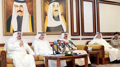 الوزير عبدالعزيز الإبراهيم يتوسط محافظ حولي الشيخ أحمد النواف ومحافظ العاصمة ثابت المهنا
