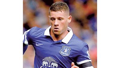 مدرب إيفرتون مارتينيز يشيد بعودة لاعب وسطه باركلي