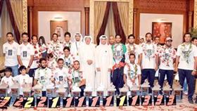 ممثلو الشركة يتوسطون لاعبي المنتخب