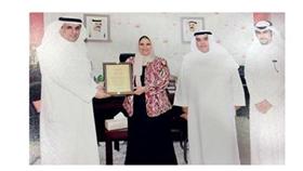 تكريم اسرة السعيد من مديرة المدرسة