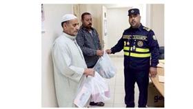 المراقب خالد الفيلكاوي يوزع مساعدات للبحارة