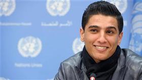مئات الطلاب يرشقون موكب الفنان محمد عساف لدى زيارته إلى غزة وإصابة 3 من مرافقيه