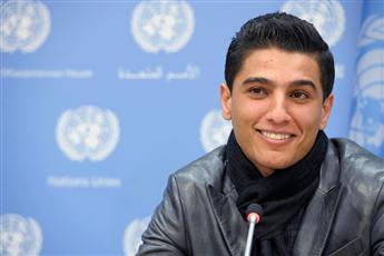 مئات الطلاب يرشقون موكب الفنان محمد عساف لدى زيارته إلى غزة وإصابة 3 من مرافقيه