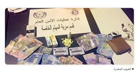 القبض على 3 «بدون» معهم حبوب مخدرة وأموال