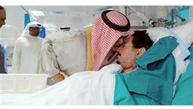 سمو ولي العهد يقبّل رأس فيصل الدويش