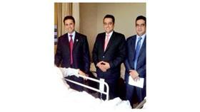 السفير عبدالله الشرهان خلال زيارته للمرضى الكويتيين