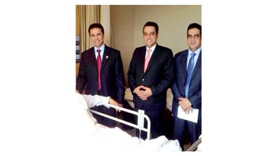 السفير عبدالله الشرهان خلال زيارته للمرضى الكويتيين