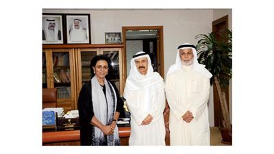 المستشار المرشد يتوسط الشيخة فريحة والمستشار المطاوعة
