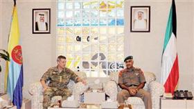 < نائب رئيس الأركان خلال استقباله رئيس الأركان الدنماركي
